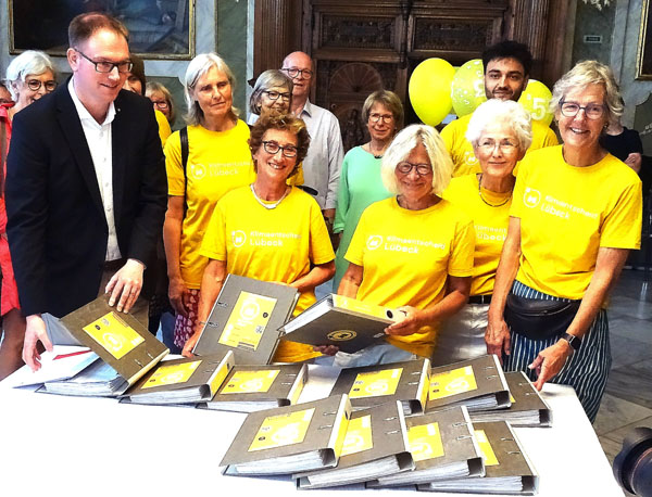 Die Initiative Klimaentscheid hatte im August 11.584 Unterschriften an Bürgermeister Jan Lindenau übergeben. Foto: Harald Denckmann