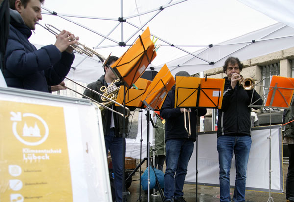 Das Orchester des Wandels eröffnete vor dem Theater das Bürgerbegehren. Fotos: VG