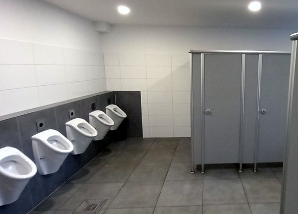 17 Schulstandorte haben in den vergangenen zehn Jahren komplett neue Toiletten bekommen. Foto: HL