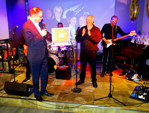 Bürgermeister Jan Lindenau überreichte Koasters Frontman Michael Winckelmann eine goldene Marzipan-Schallplatte. Fotos, O-Ton: Harald Denckmann