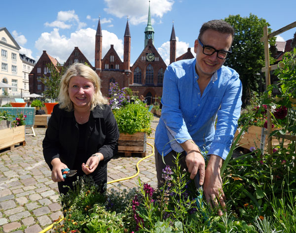 Bausenatorin Joanna Hagen und Tourismuschef Christian Martin Lukas haben den Kulturgarten am Dienstag eröffnet. Fotos, O-Töne: JW