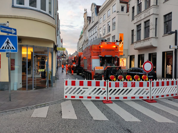 Am Freitagabend startete die Sanierung der Königstraße. Fotos: STE