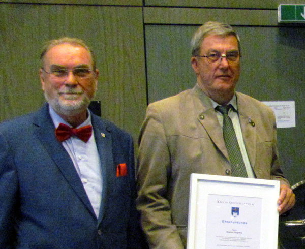 Kreispräsident Harald Werner überreichte Gustav Hogreve die Ehrennadel des Kreises. Foto: Kreis OH