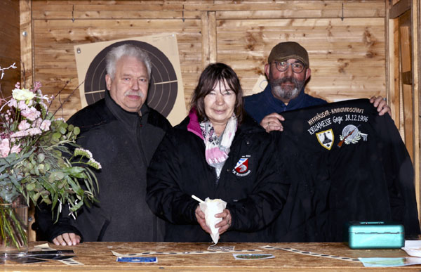 Carl-Friedrich Busch, Marion Drews und Michael Drews bieten auf dem Ostermarkt frische Pommes an. Foto: Veranstalter