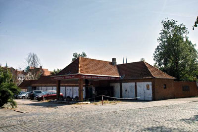 Die Kunsttankstelle befindet sich in der Wallstraße direkt neben dem Holstentor. Foto: JW/Archiv