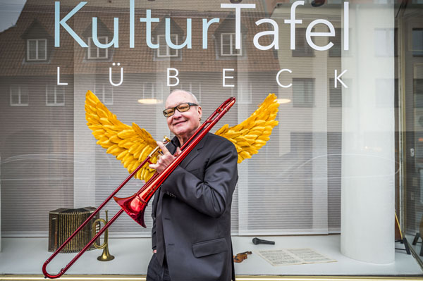 Kultur beflügelt: Der bekannte Posaunist Nils Landgren ließ sich als erster vor den Flügeln fotografieren. Foto: Olaf Malzahn