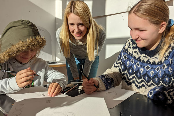 Die Travemünder Künstlerin Inga Prasse arbeitet zurzeit wieder mit Kindern im „Kunstpavillon Travemünde“ in der Vogteistraße. Dort sollen die Werke auch ausgestellt werden. Foto: Helge Normann