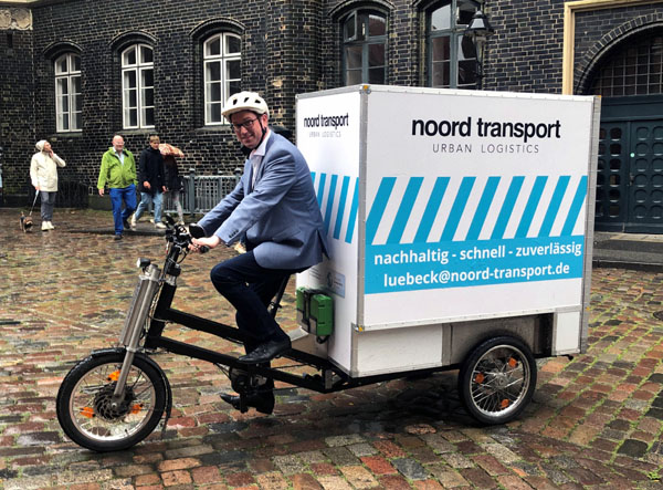 Bürgermeister Jan Lindenau zeigte am Montag die neuen Transportfahrzeuge. Foto: HL