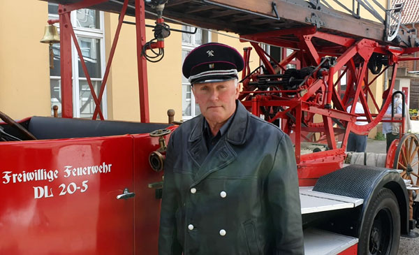 Jürgen Klingenberg war am Sonntag mit seiner historischen Drehleiter in Lübeck zu Besuch. Fotos: Oliver Klink