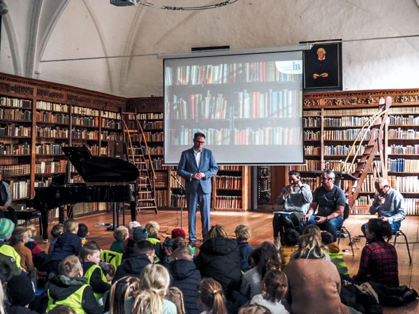 Bürgermeister Jan Lindenau berichtete den Kindern, welche Bedeutung Bücher in seinem Leben haben. Fotos: Lara Zimmermann