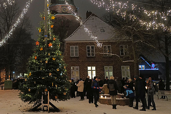 Seit dem Nachmittag des 1. Advents leuchtet der Weihnachtsbaum vor St. Lorenz Travemünde. Fotos: Karl Erhard Vögele