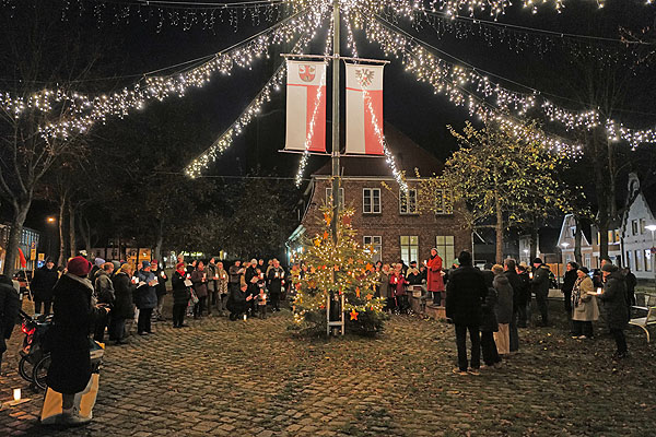 Seit Sonntagnachmittag erstrahlt auch der Weihnachtsbaum vor der Lorenz-Kirche in Travemünde. Fotos: Karl Erhard Vögele