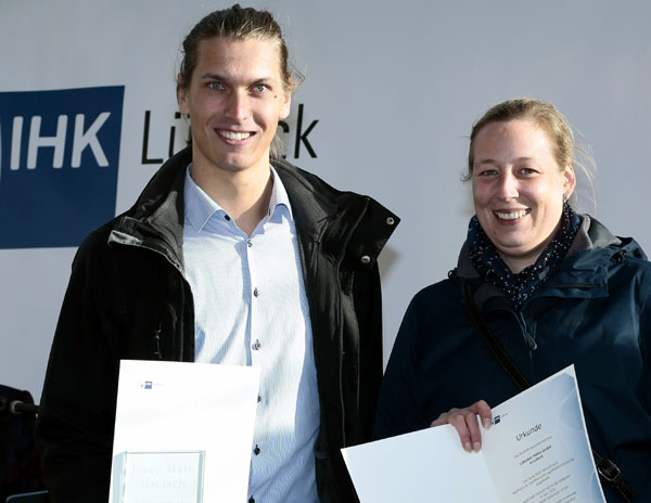 Jesse Hanisch mit Mirjam Röglin, Ausbildungskoordinatorin der LHG. Foto: IHK zu Lübeck