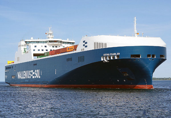 Das schwedisches LNG-Schiff lief am Sonntag erstmals in Lübeck ein. Foto: Bernd Pagel