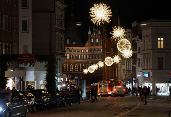Trotz Energiekrise wird es auch in diesem Jahr die Weihnachtsbeleuchtung in Lübeck geben. Fotos: JW/Archiv