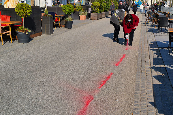 Die Linken zeichneten den erwarteten Wasserstand bei einer Klimaerwärmung von 1,5 Grad auf die Straße. Fotos: Karl Erhard Vögele