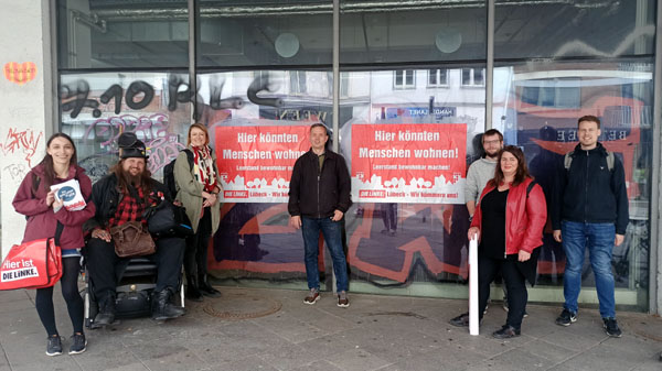Die Linken machen mit Plakaten an leerstehenden Gewerbeimmobilien auf ihre Forderungen aufmerksam. Foto: Linke
