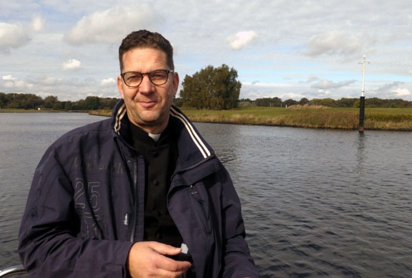 Pastor Heiko von Kiedrowski gibt den geistliche Impuls auf der Trave. Foto: KKLL