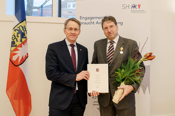Ministerpräsident Daniel Günther überreichte am Samstag die Rettungsmedaille an Professor Dr. Rüdiger Lohmann. Foto: Frank Peter