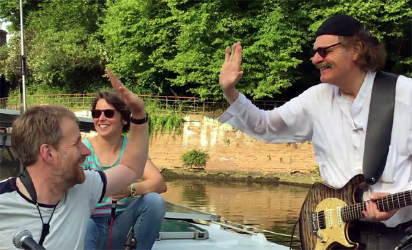 Die Musiker auf dem Boot verbinden sich mit Künstlern auf dem Land. Foto: Veranstalter