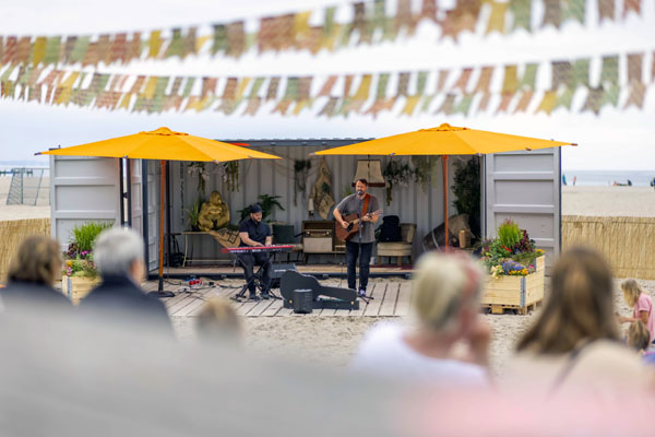 Ein Ausflugstipp für das Wochenende sind die Strandterrassen in Travemünde. Dort gibt es noch bis kommenden Donnerstag Live-Musik. Foto: LTM