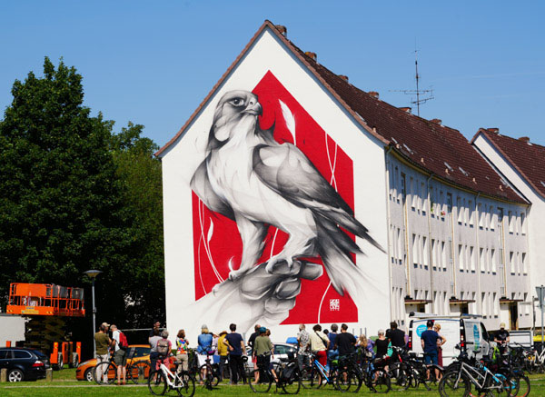 In Lübeck sind an vielen Stellen, wie hier in der Wendischen Straße, großformatige Kunstwerke entstanden. Fotos: JW