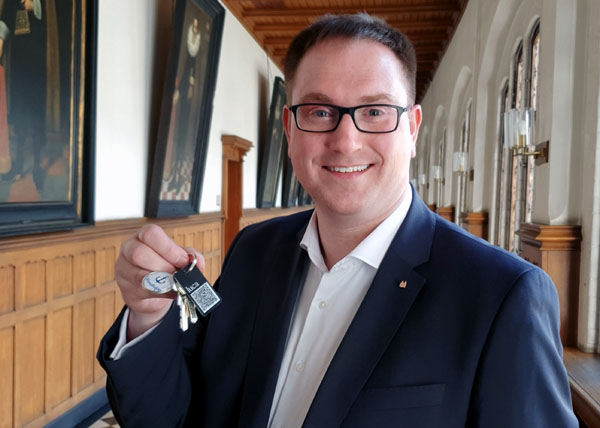 Der Bürgermeister empfiehlt die luca-App oder notfalls den Schlüsselanhänger. Foto: Hansestadt Lübeck, O-Ton: Harald Denckmann