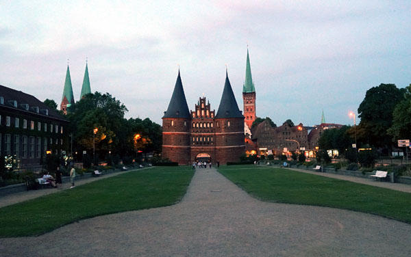 400 Lübecker werden zufällig ausgewählt, um die Rolle Deutschlands in der Welt zu diskutieren. Foto: JW