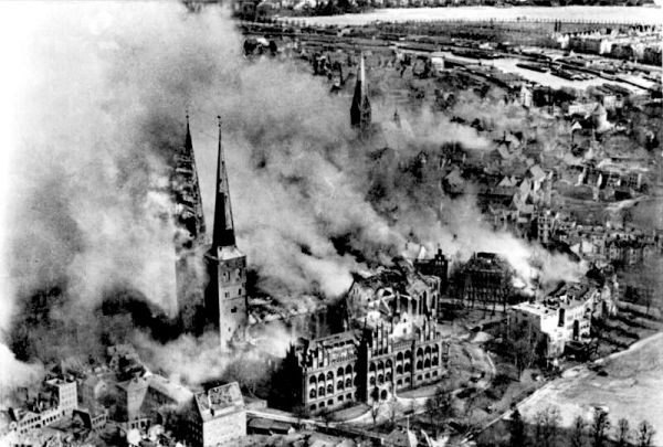 In der Nacht vor Palmsonntag 1942 gingen der Lübecker Dom und andere Kirchen nach einem Bombenangriff in den Flammen unter. Foto: Bundesarchiv
