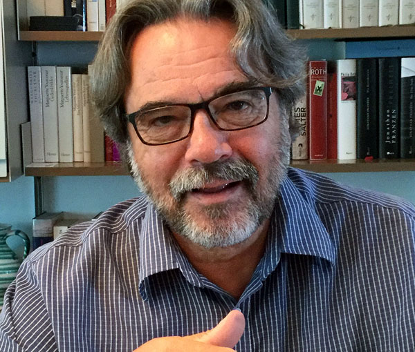Der Journalist Jürgen Gückel stellt seine Recherche zum Doppelleben des Artur Wilke vor. Foto: Veranstalter