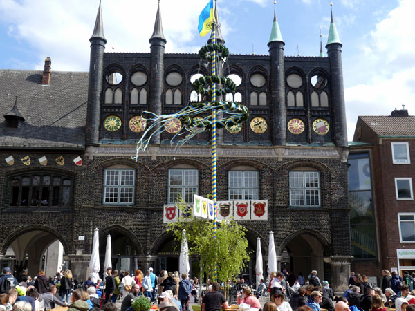 Hunderte Lübecker erwarteten unter dem Mai-Baum auf dem Markt den Wonnemonat. Fotos: STE