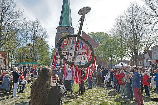 In Travemünde wurde der Maibaum am Montag aufgestellt. Fotos: Karl Erhard Vögele