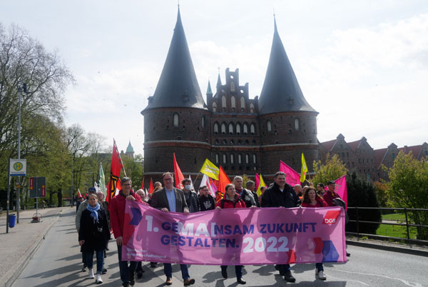 Rund 300 Lübeck nahmen an der Mai-Kundgebung der Gewerkschaften teil. Fotos: JW