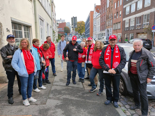 Die ersten Fans aus Mainz nutzten den Ausflug an die Trave für eine Stadtführung. Foto: STE