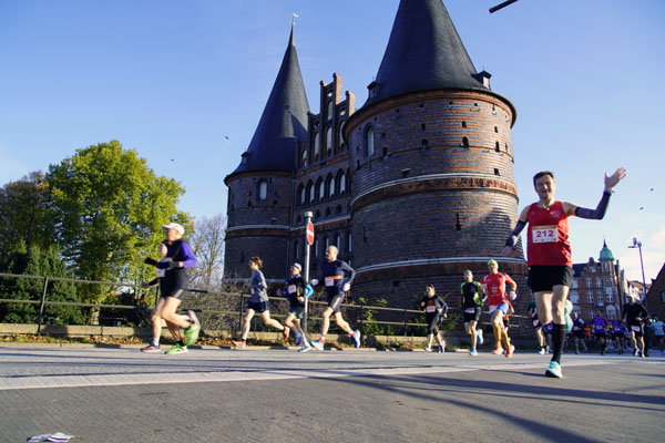 Rund 400 Sportler starteten auf der vollen Marathon-Distanz. Fotos: Oliver Klink, Karl Erhard Vögele, VG