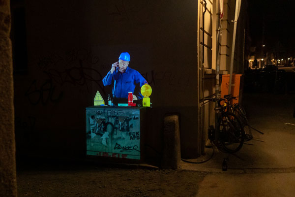 Mit Projektionen wird die Mengstraße an den kommenden Samstagabenden zur Straße der Poesie. Foto: Christoffer Greiß