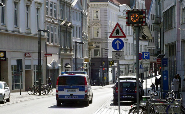 Die CDU fordert eine Messanlage - so wie hier in der Breiten Straße - auch vor der Kita in der Straße An den Schießständen.