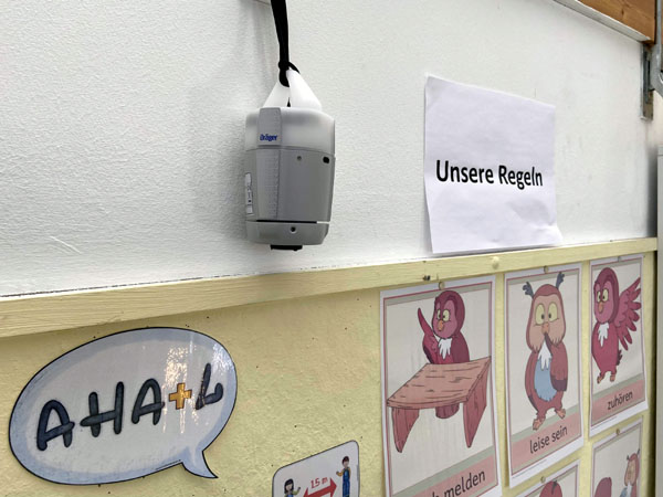 Seit März sind die Klassenräume in Lübeck mit Messgeräten für die Luftqualität ausgestattet. Foto: Hansestadt Lübeck