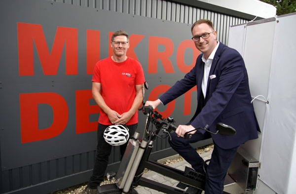 Matthias Jendrian zeigt Bürgermeister Jan Lindenau sein modernes Liefer-Fahrrad. Fotos: VG