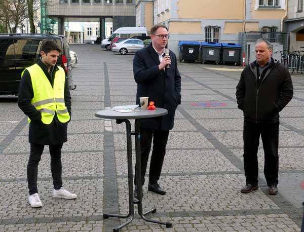Bürgermeister Jan Lindenau nahm die Unterschriften vor dem Verwaltungszentrum entgegen. Fotos: STE