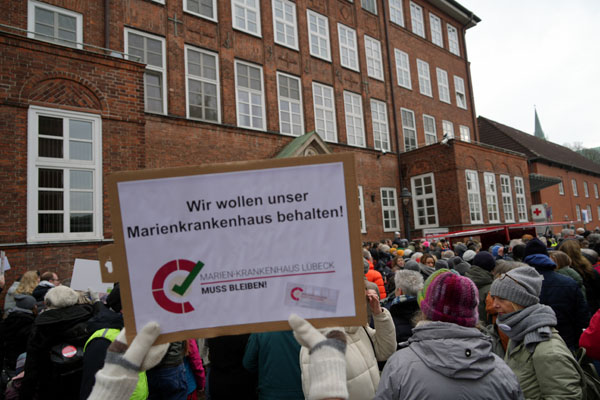 Rund 850 Lübecker beteiligten sich an der Kundgebung für das Marien-Krankenhaus. Fotos: JW