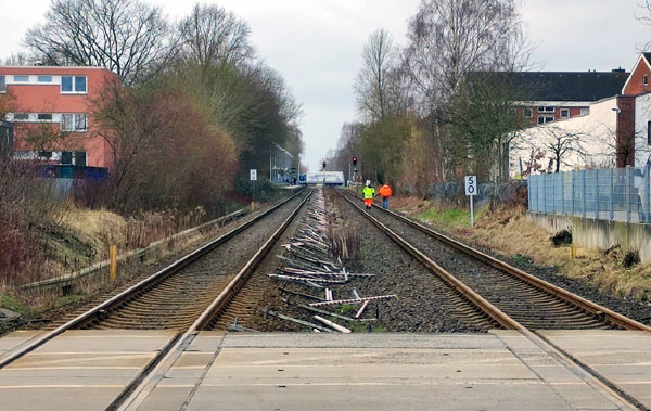 Im Bereich des Bahnüberganges Mönkhofer Weg finden Gleisbauarbeiten statt. Fotos: STE