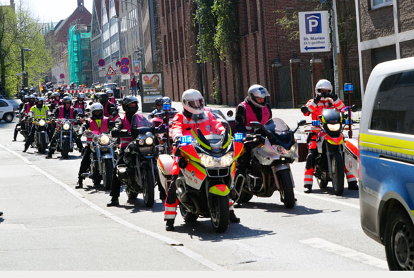 Rund 500 Motorräder fuhren am Sonntag von der Innenstadt über Bad Schwartau nach Kücknitz. Fotos: JW