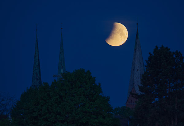 Am frühen Morgen war die beginnende Mondfinsternis auch in Lübeck zu sehen. Fotos: Martin Schroeder