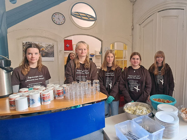 Die Jugendlichen sind montags um 17 Uhr bereit für die Essensausgabe. Fotos: Lisa Gerlach