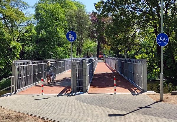Die Ersatzbrücke für Radfahrer und Fußgänger kann seit Freitag genutzt werden. Fotos: STE