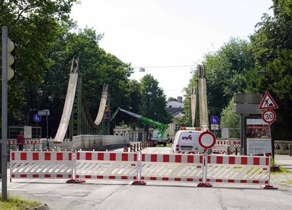 Am Sonntag wurde die Aufhängung der Mühlenbrücke genau untersucht. Vom Ergebnis der Prüfer hängt viel ab. Fotos: VG