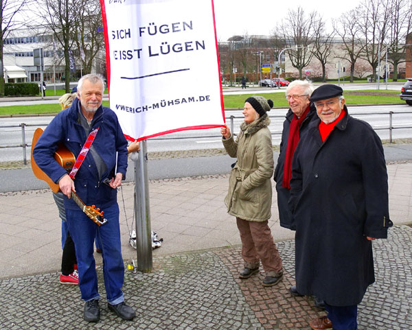 Seit Mittwoch erinnert ein Banner an der Puppenbrücke an Erich Mühsam. Fotos, O-Ton: Harald Denckmann