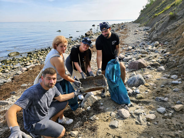 Rund 40 Freiwillige haben am Sonntag 150 Kilogramm Müll am Brodtener Ufer gesammelt. Fotos: René Hansen 