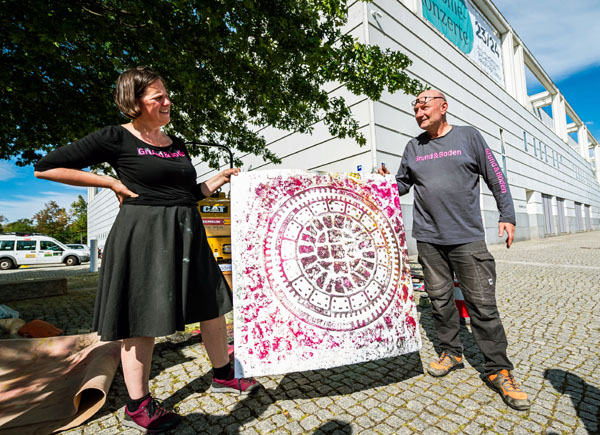 Susanne von Bülow und Ruppe Koselleck erstellen Abdrücke vom Lübecker Boden. Fotos: MUK